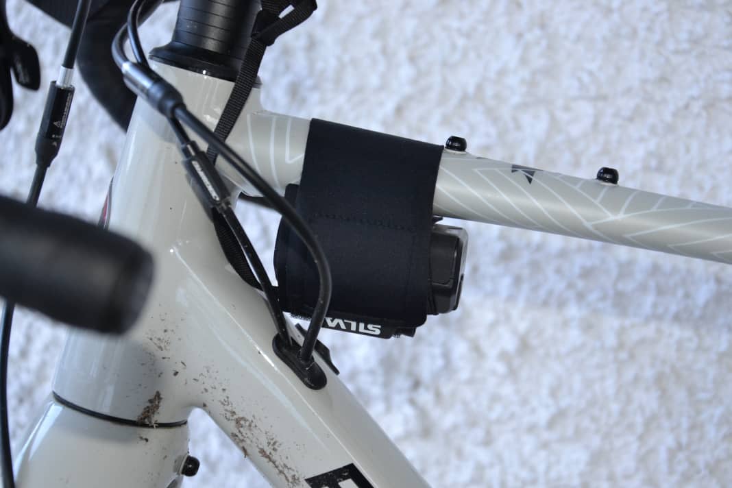 Kompakt und nur etwa 130 Gramm - das Akku-Pack der Silva hängt fest unter...