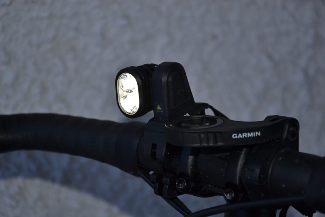 Sie sitzt sehr platzsparend mit dem mitgelieferten Halter am Lenker.