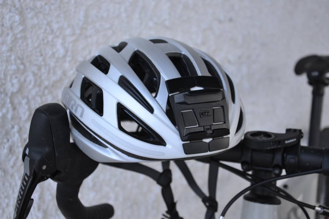 Leider lässt sich die Petzl Nao RL nicht an jeden Helm bauen. Der Klebehalter braucht eine gewisse Auflagefläche. Auch lässt er sich danach nicht einfach - z. B. wie bei Klett - wieder ablösen.