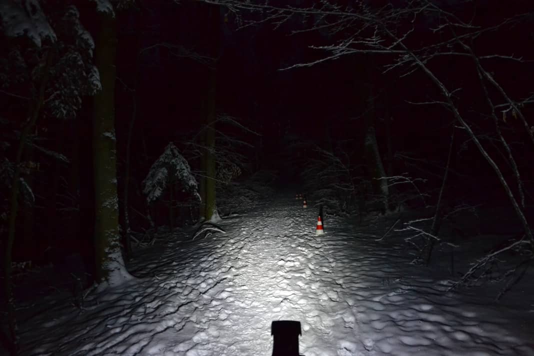 Ohne die automatische Lichtstärkenregulierung bietet die Petzl Lampe in der hellsten Stufe ein sehr ausgewogenes Leuchtbild.