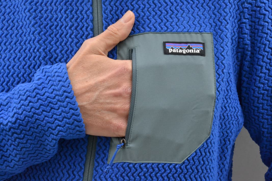 Der Patagonia R1 Air hat zwar eine Brusttasche. Ein Smartphone passt nicht rein, für schwere Dinge ist der Stoff zu stretchig.