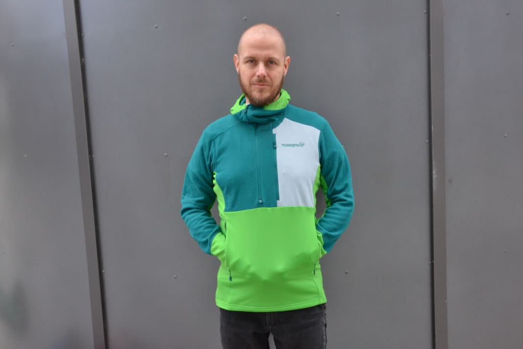 Der Norrøna lofoten Thermal Pro Hoody hat eine große Bauchtasche. Die hellgrünen Bereiche sind luftiger, die dunklen isolieren mehr.