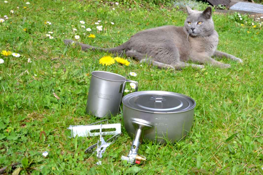 Grey in grey: Soto cat and camping utensils made of titanium.