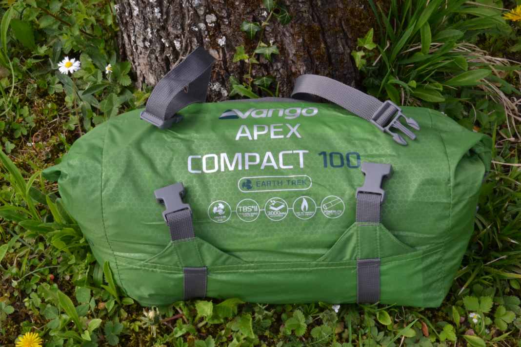 Zelt für eine Person, aus Recyclingmaterial: Das Vango Apex Compact 100 in seinem Packsack - kann auch direkt an den Lenker geschnallt werden.
