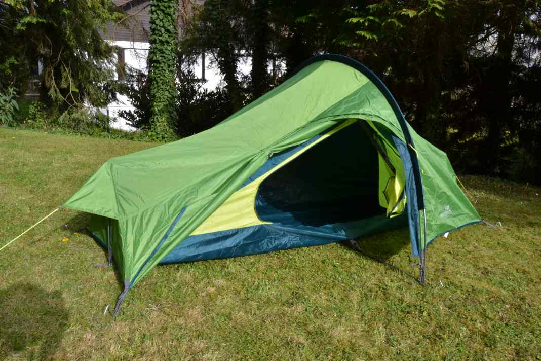 This is what the Vango Apex Compact 100 looks like when pitched. With a large entrance to the inner tent. However, it only has a simple zip, so you have to pull the zip very far to open it.