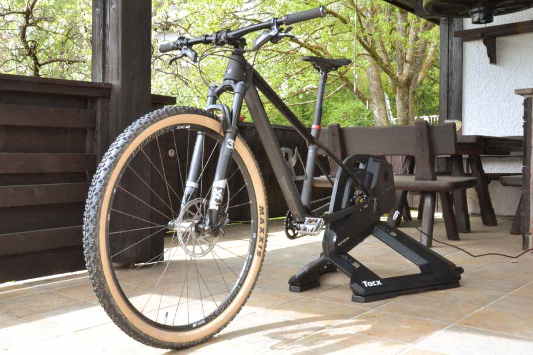This is how the Tacx Neo 3M was tested: on the balcony.