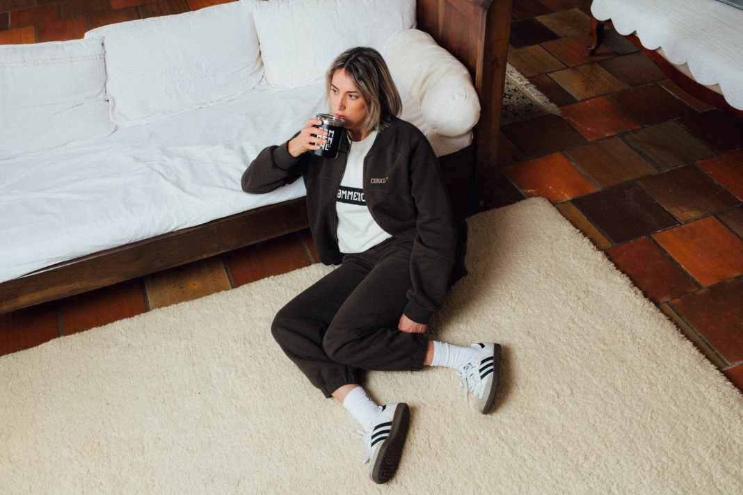 Chilling out and drinking tea like Myriam Nicole. Here in the new slumber outfit from her sponsor Commencal.