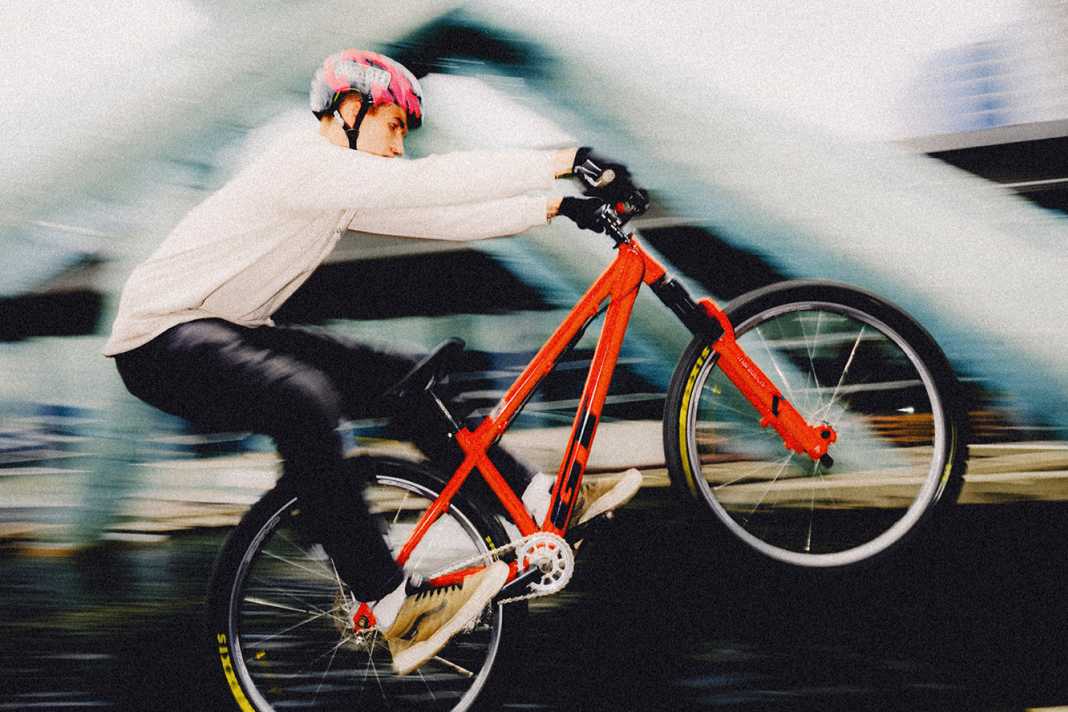 Der britische Slopestyle-Profi Jake Atkinson präsentiert in seinem neuen Video-Edit unerwartete Street-Skills.