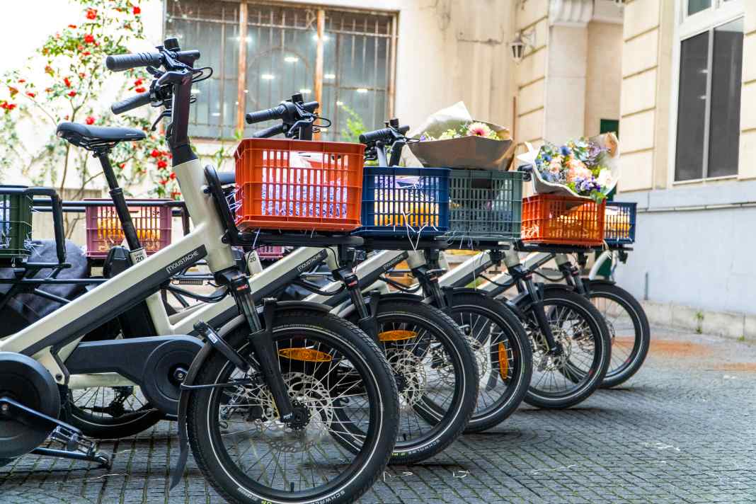 With the Lundi 20 Cargo, Moustache Bikes presents the further development of its compact longtail cargo bike.