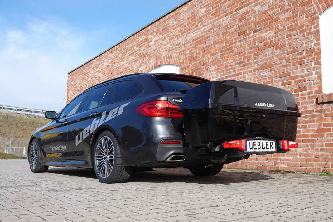 Uebler - known for its rear carriers - now also offers a transport box.