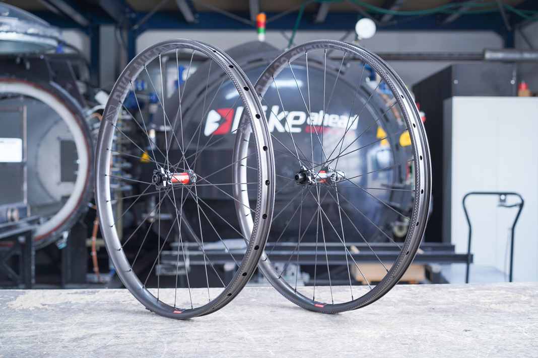 Bike Ahead THREE ZERO EN // All-Mountain, Enduro // 1899 Euro // 1580 Gramm // 30 Millimeter Maulweite