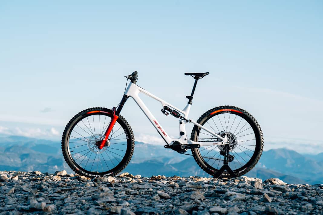 The Megamo Reason CRB 02 shines in plain white with red accents on the Rockshox fork.