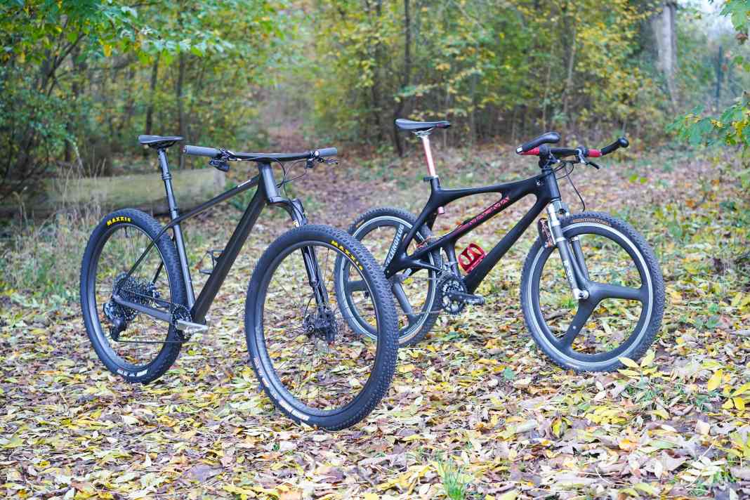 Two dissimilar hardtails with the same carbon DNA: on the left the Ahead The Frame bike from 2024, on the right the Magma M1 from 1994.