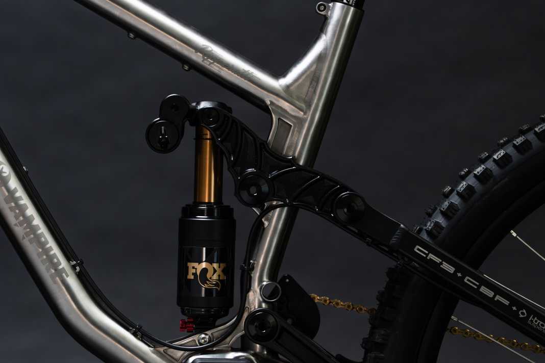 Even the swingarm is milled into the shape of a bat: the Vampire Ripperatti is packed with mountain bike pop culture.