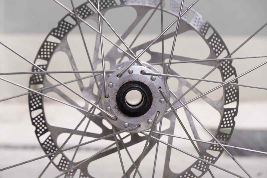 Am Vorderrad kommen 28 Speichen zum Einsatz, am Hinterrad 32.