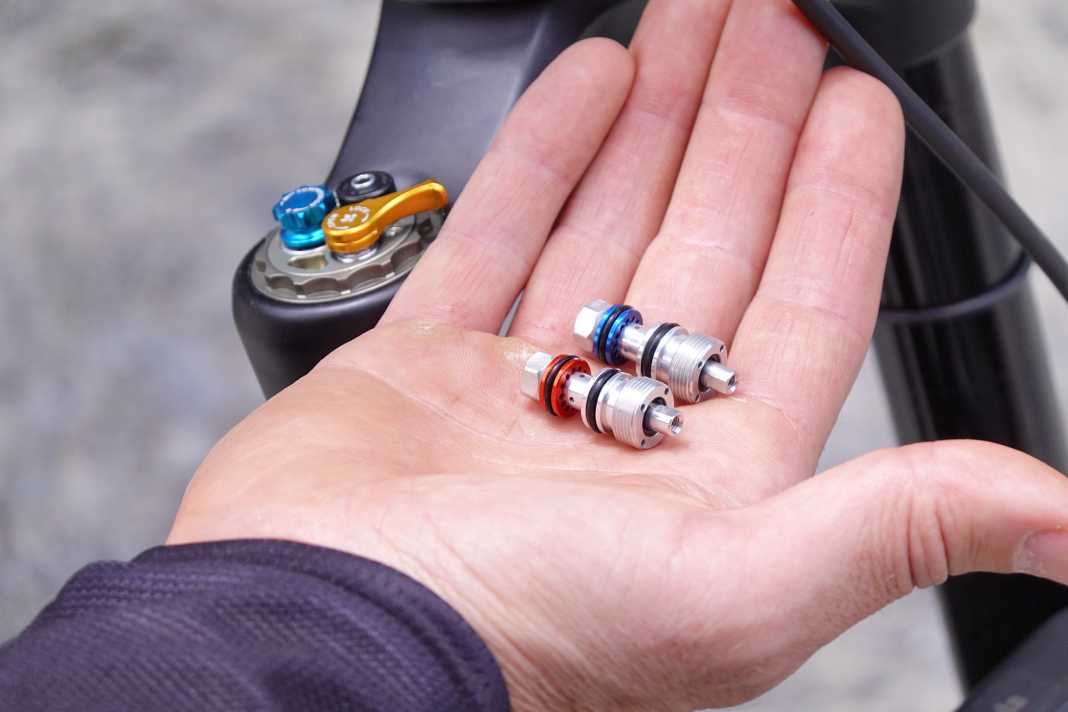 The different bore sizes of the valves regulate the oil flow and thus determine how strong the compression damping is.