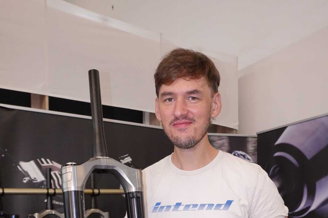 Cornelius Kapfinger mit der neuen Flash 38 Upside-Down-Federgabel.