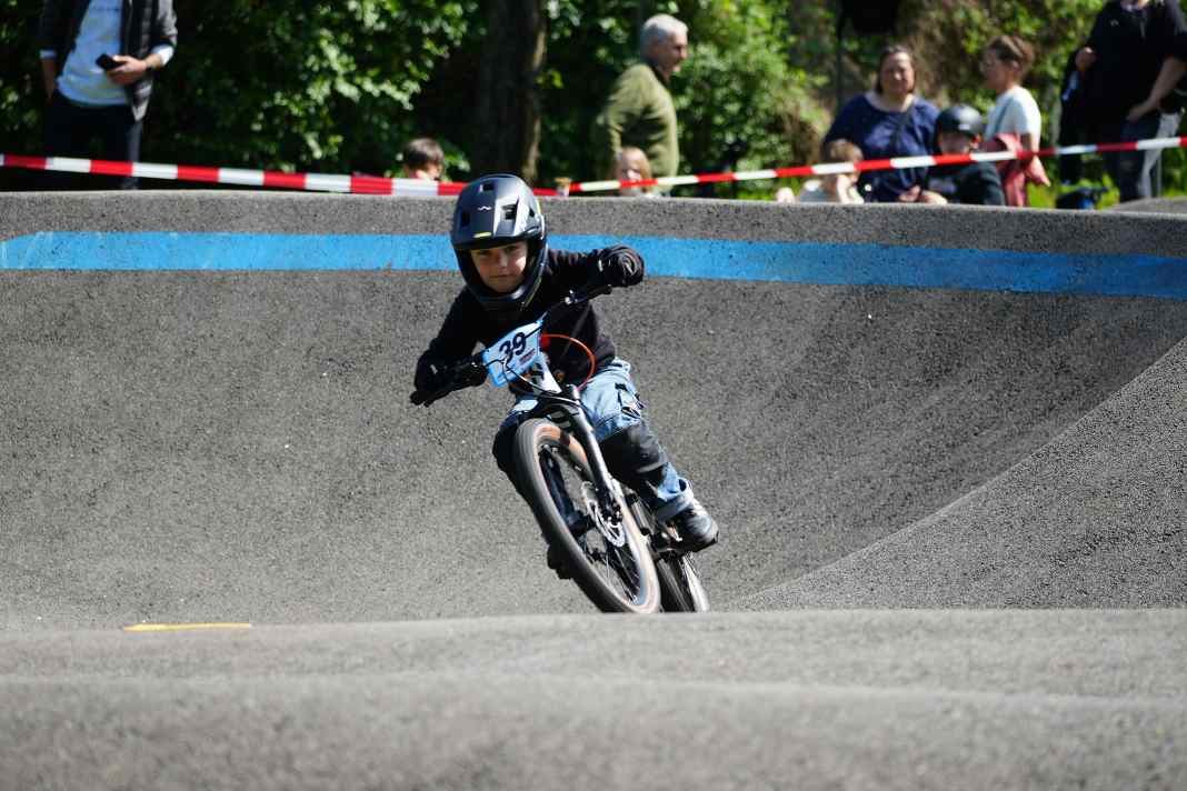 Dieser kleine Pilot sitzt jetzt schon drauf wie ein Großer.