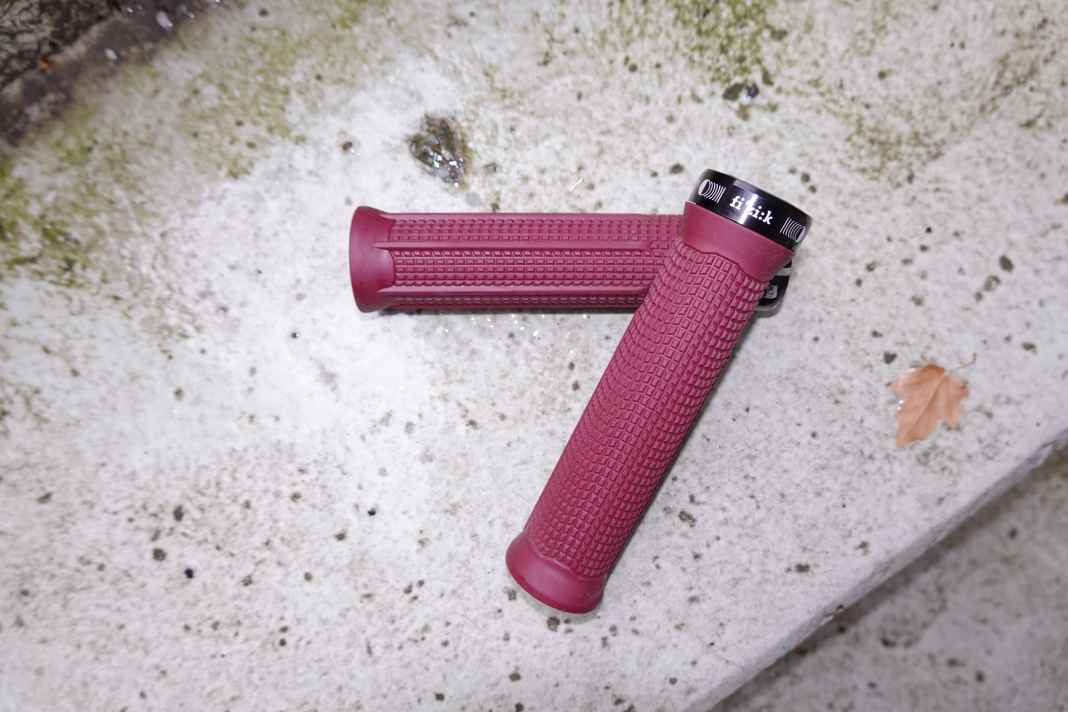 Uncompromisingly sporty, purist and direct. No gimmicks, no frills - just control. These are the new Racefeel grips from Fizik.