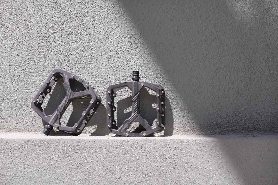 Große Bühne: Die breite Plattform (103 × 107mm) bietet viel Standfläche – ideal für Kontrolle im rauen Gelände.