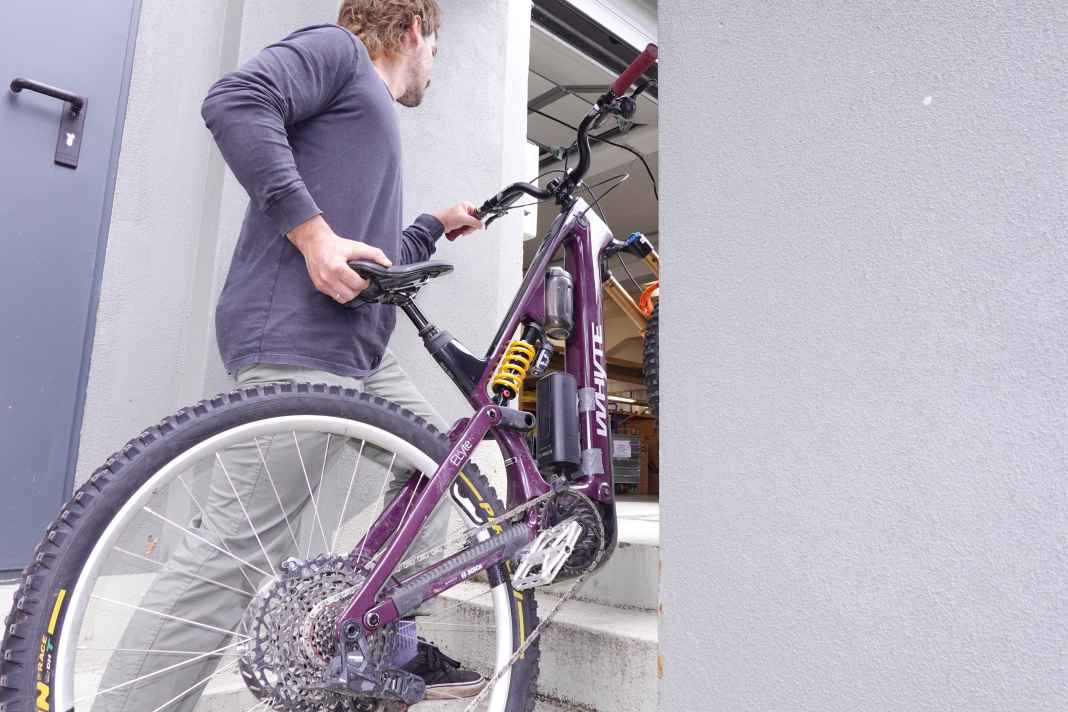 Unauffällig clever: Der integrierte Tragegriff unter dem Heck erleichtert das Handling schwerer E-MTBs...