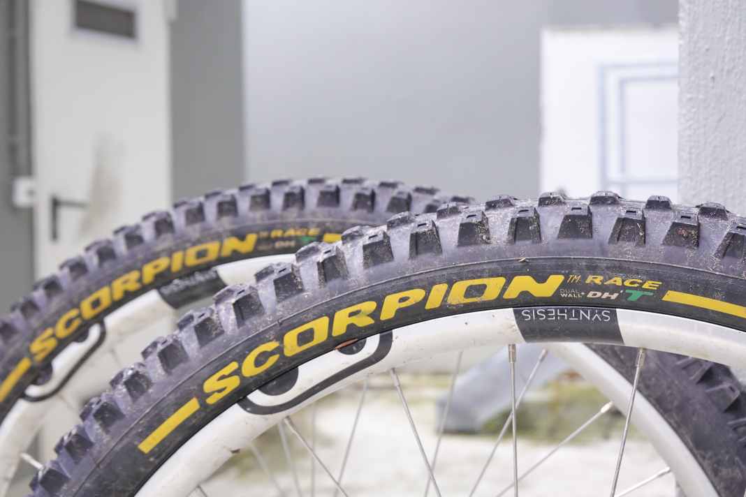 No desire for a cosy trail ride: the DH T loves it rough, fast and hard.