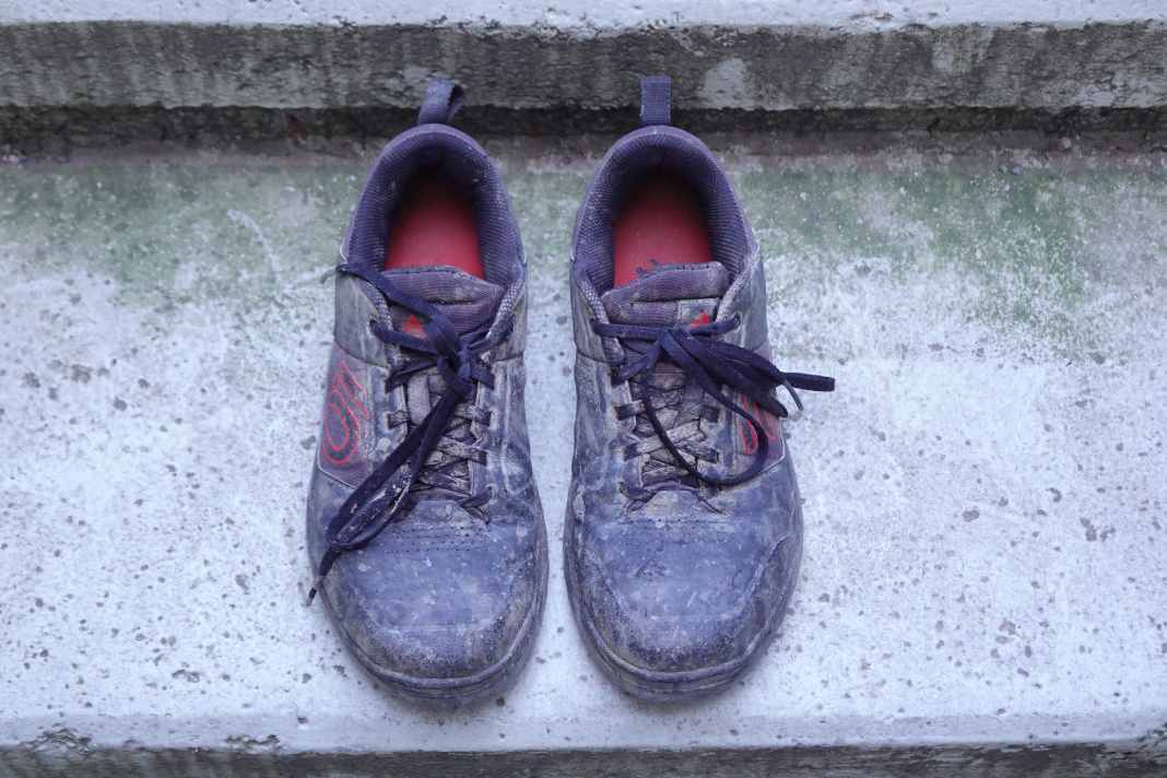 Synthetisches Obermaterial: Schnell trocknend, wasserabweisend und formstabil.