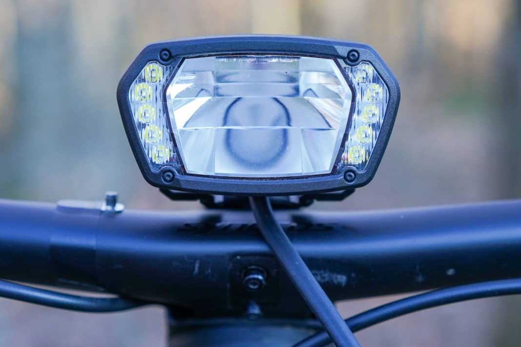 Markante Optik: Neben dem Hauptreflektor befinden sich links und rechts je 5 LEDs für das Tagfahrlicht. Blendet man die SL SX auf, schalten sie sich mit voller Leistung dazu.