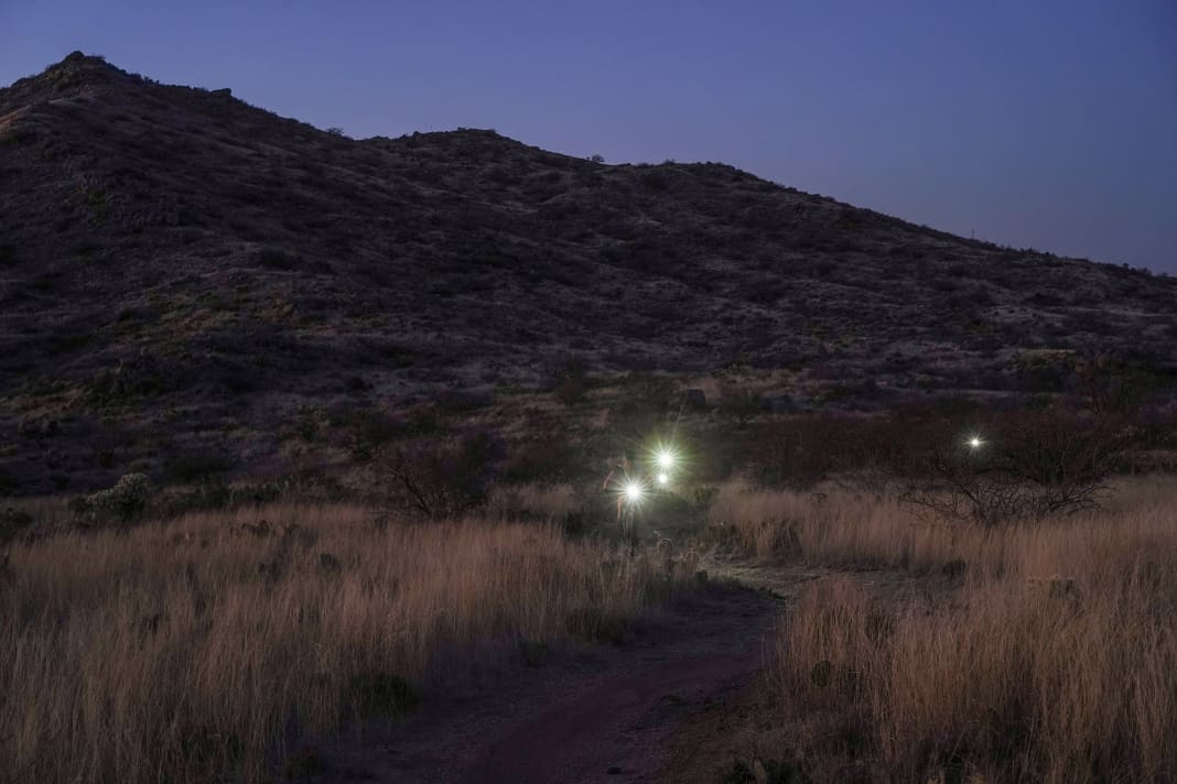 De duisternis bedekt het landschap als een zwarte doek. Vanaf nu versmalt het zicht tot de lichtkegel voor het voorwiel.