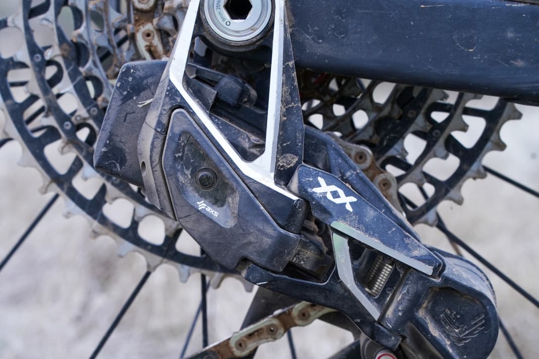 The design language of the new transmission gear is clearer than that of the classic XX1, which is further emphasised by the milled edges.