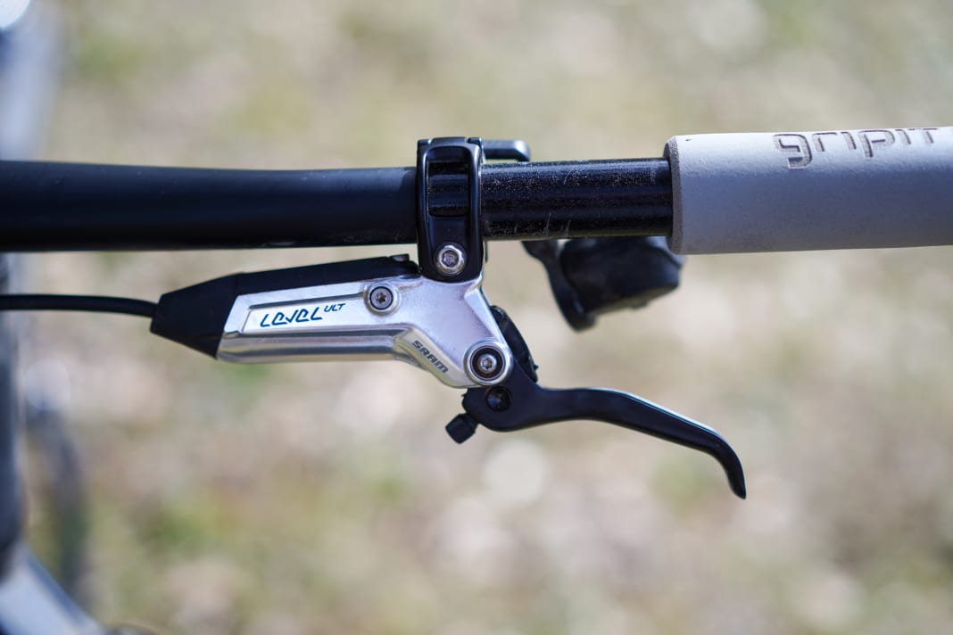Maximal cleane Optik: Die neuen Stealth-Hebel, die Sram zusammen mit dem Transmission-Antrieb präsentiert, gibt es in Kombination mit dem Code-Sattel oder mit dem ebenfalls neuen Level-Sattel mit vier Kolben.