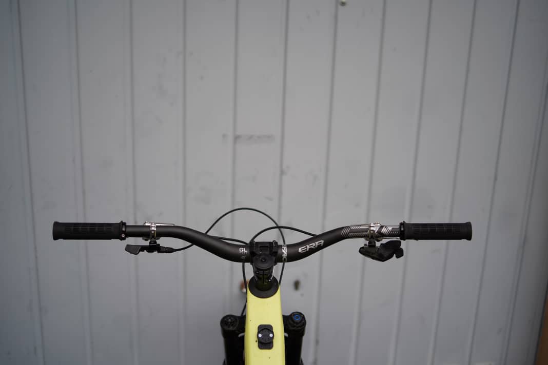 Lukas felt too far over the front wheel when standing on the Spectral CF 9. The very long reach and moderate stack made for an uncomfortably front-heavy riding position. His solution: initially more spacers under the stem, later a handlebar with 55 mm rise - for a more upright position and noticeably more balanced handling.