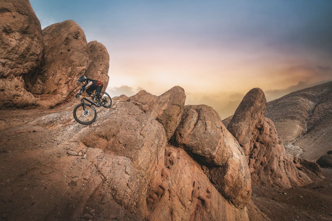 Eine Kulisse wie im Hollywood-Epos Dune 2: Um das neue E-Bike zu inszinieren, scheuten die Spanier keinen Aufwand und fotografierten im marokkanischen Atlas-Gebirge.