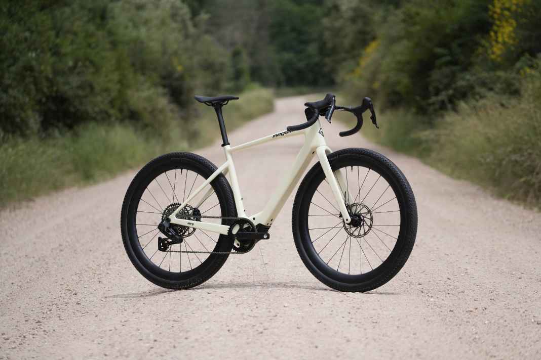 The Megamo Along is a sporty e-gravel bike – but it’s designed to be more comfortable than the Upon road bike.