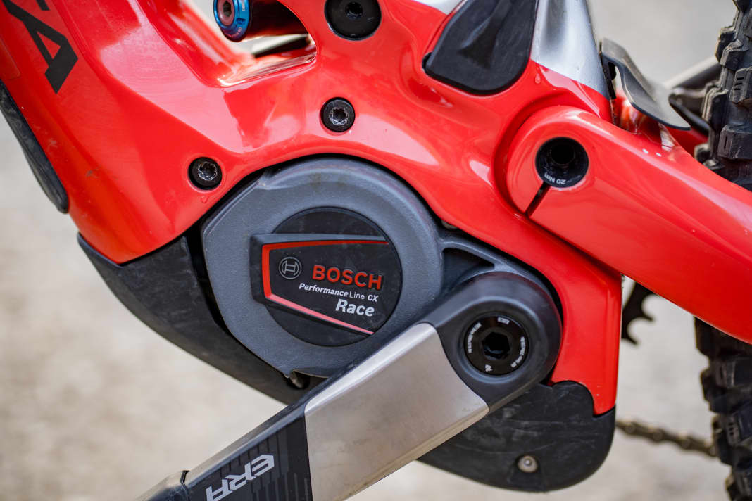 Bosch's CX Race is specially trimmed for racing. The limited power unit is not only slightly lighter, it has also implemented the special race mode. This releases the thrust particularly directly and aggressively and also has a particularly long overrun.