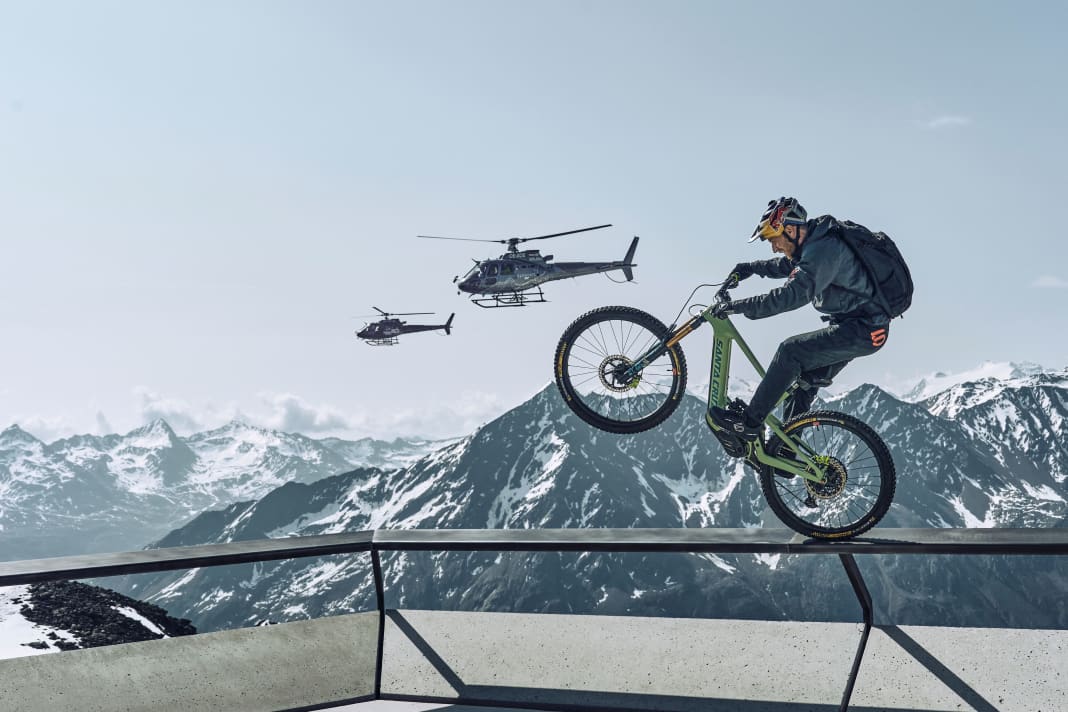 Organising a photo shoot with Danny MacAskill in the 007 area on the Gaislachkogel in Sölden is no easy task. The fact that two helicopters then spectacularly rattle through the picture unplanned is what you would call perfect timing.