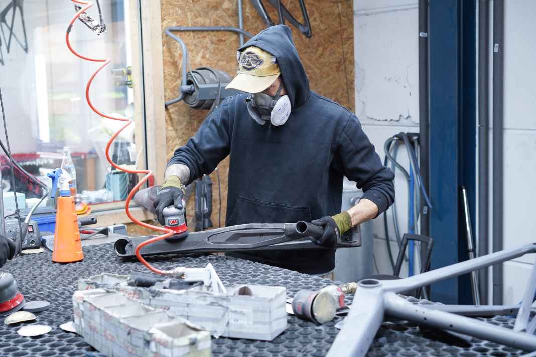 On peut par exemple observer chez Bike Ahead Composites la quantité de travail manuel nécessaire à la fabrication d'un cadre en carbone.