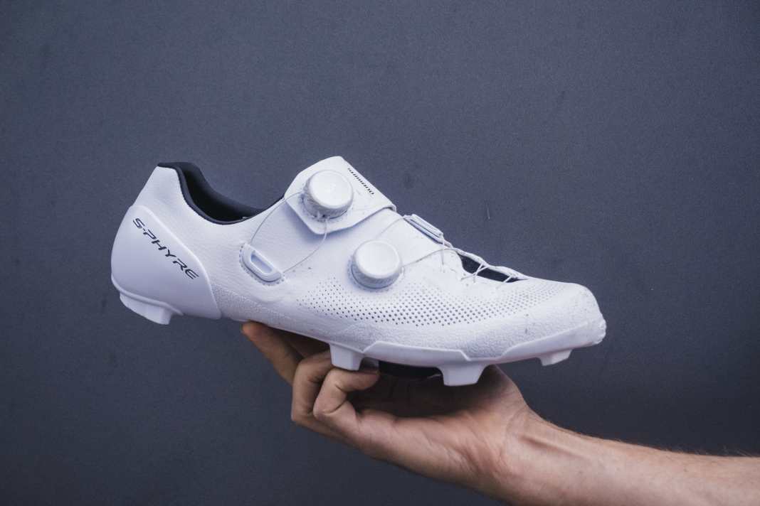 The new Shimano Sphyre RX910 gravel shoes cost 390 euros.