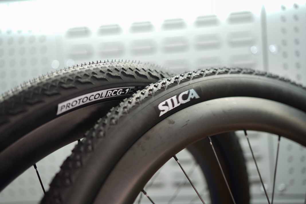 The RCG-1 is designed for fast gravel races and mixed routes featuring both tarmac and gravel sections.