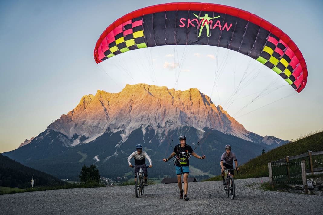 Mit Gleitschirm, E-MTB und Gravel-Bike stellten sich Ines, Patrick und Max (v. links) der Everesting Challenge.