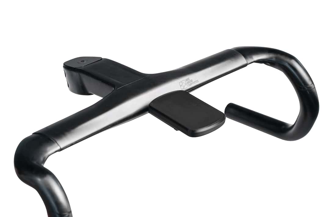 Das Herzstück von The Cockpit bildet die One-Piece-Monocoque-Bauweise aus Carbon. Durch die Fertigung an einem Stück erreicht Bike Ahead ein besonders niedriges Gewicht von nur 299 Gramm in der leichtesten Konfiguration.