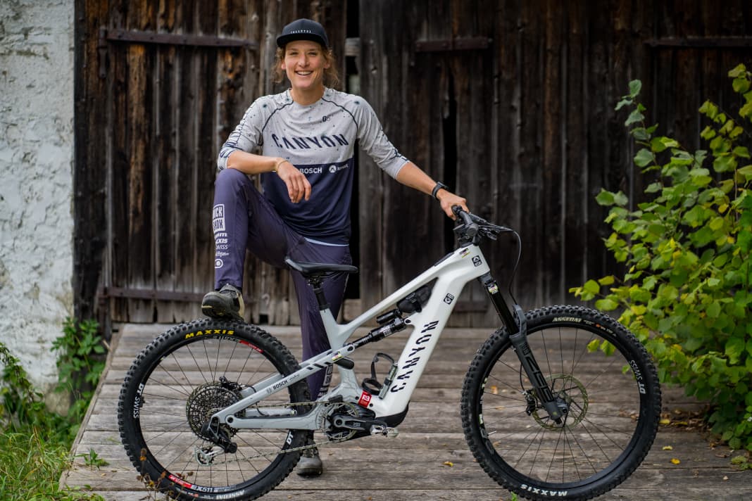 Erfolgreiches Paar: Deutschlands schnellste E-Enduro-Racerin Ines Thoma mit ihrem Canyon Strive:On CFR LTD.