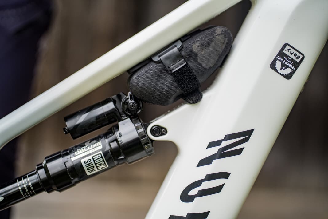 Auf den Enduro-Stages müssen sich die Racer bei einem Defekt selbst helfen können. Bei Ines steckt die Notausrüstung in einer kleinen Satteltasche unterm Oberrohr. Ein Ersatzschlauch klebt zudem am Sitzrohr, ein Ersatz-Kettenglied an der Bremsleitung.