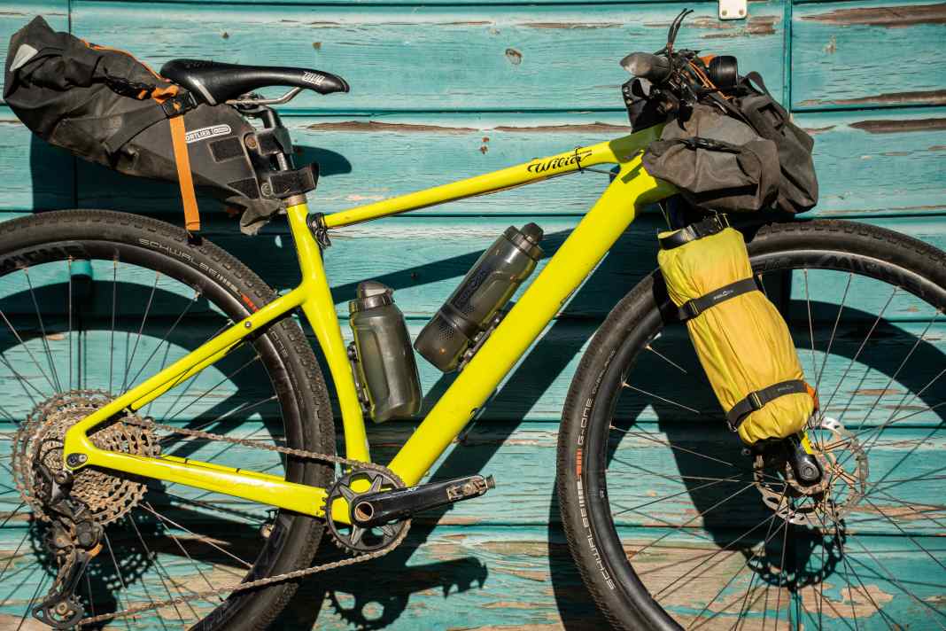 Fidlock, bekannt für seine magnetischen Halterungen und Verschlüsse, hat nun eine Ergänzung fürs Bikepacking herausgebracht.
