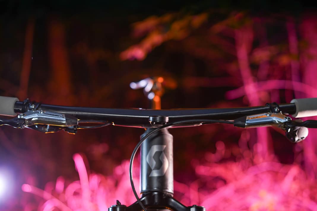 A few years after their first handlebar stem unit "The Unit", the carbon experts are now launching a new version with integrated cable routing.