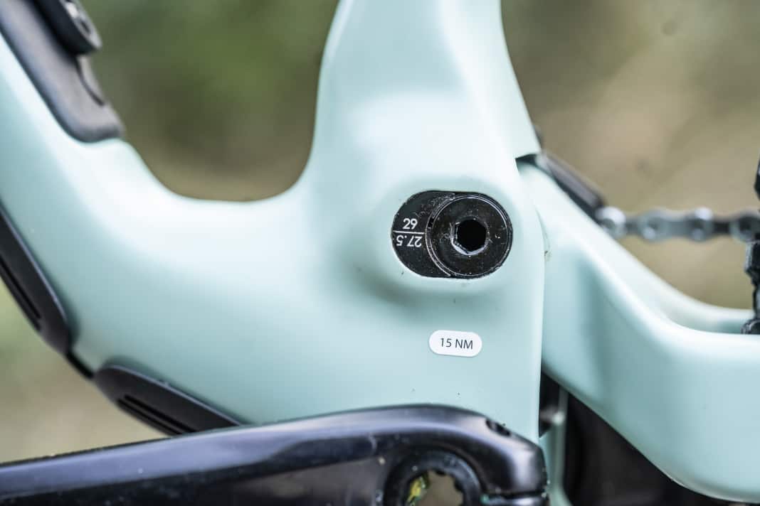 Thanks to the flip chip on the main pivot point, the Extra Air can also be ridden with a 27.5-inch rear wheel.