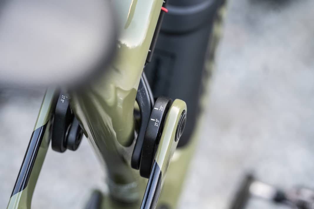 The Merida offers the option of changing the geometry via a flip chip, so that a conversion to a smaller 27.5-inch rear wheel is possible.