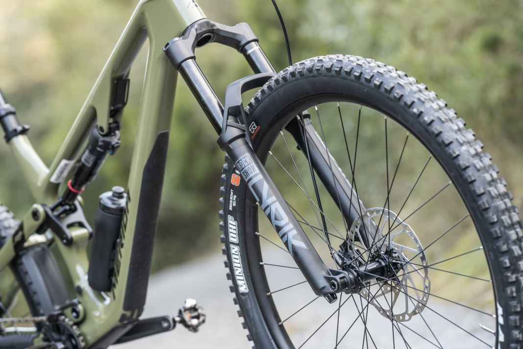 Die RockShox Lyrik-Gabel in der günstigen Base-Ausführung ist in dieser Preisklasse leider nicht wirklich konkurrenzfähig. In Sachen Dämpfungskontrolle und Ansprechverhalten dürfte an einem 5199-Euro-Bike ruhig eine fähigere Gabel verbaut sein – schade!