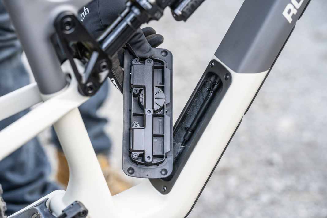 The solid down tube is not only pleasing to the eye, but also creates space for a large storage compartment.