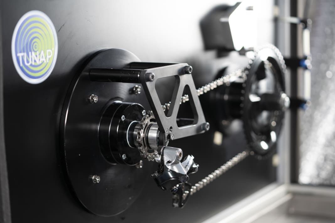 The most important thing on a bike is the drivetrain. The lubricant manufacturer Tunap invited BIKE to take a look at its test bench.